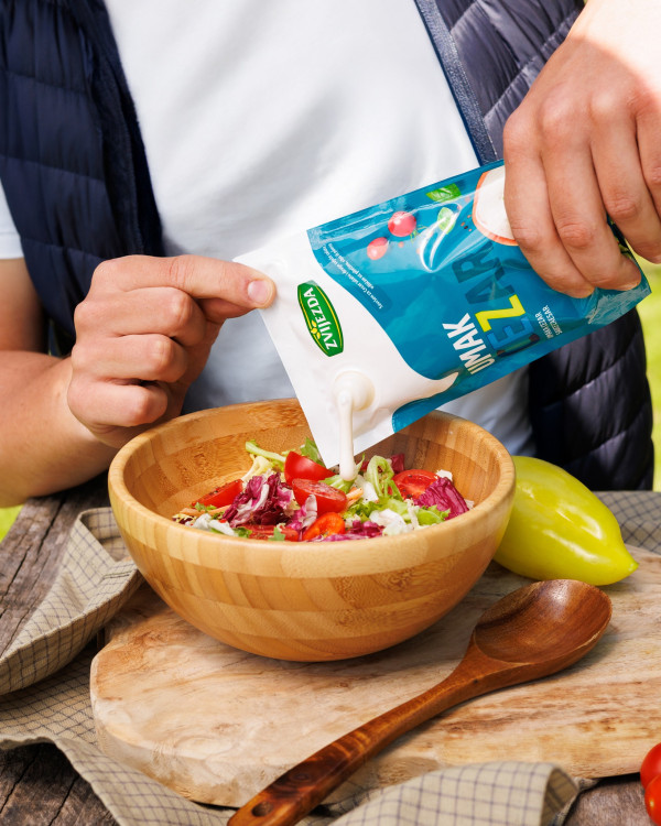 Dobro društvo, puno osmijeha i ukusni zalogaji salate pripremljene s kremastim Cezar umakom - sve što ti treba za idealan dan! 🥗☀️Zvijezda CezarUmak